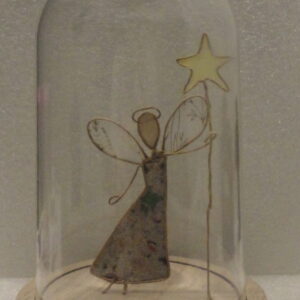 Petit être sous cloche