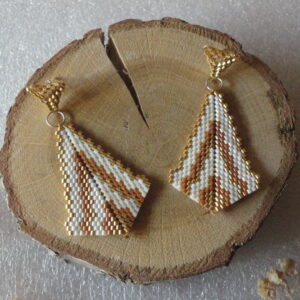 Boucle d'oreille fait-main avec amour. Très légère et facile à porter