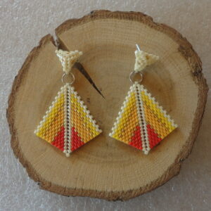 élégant boucle d'oreille, légère et coloré.
