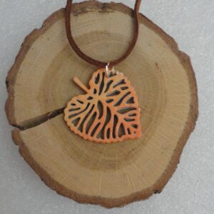 Collier en carton vernis